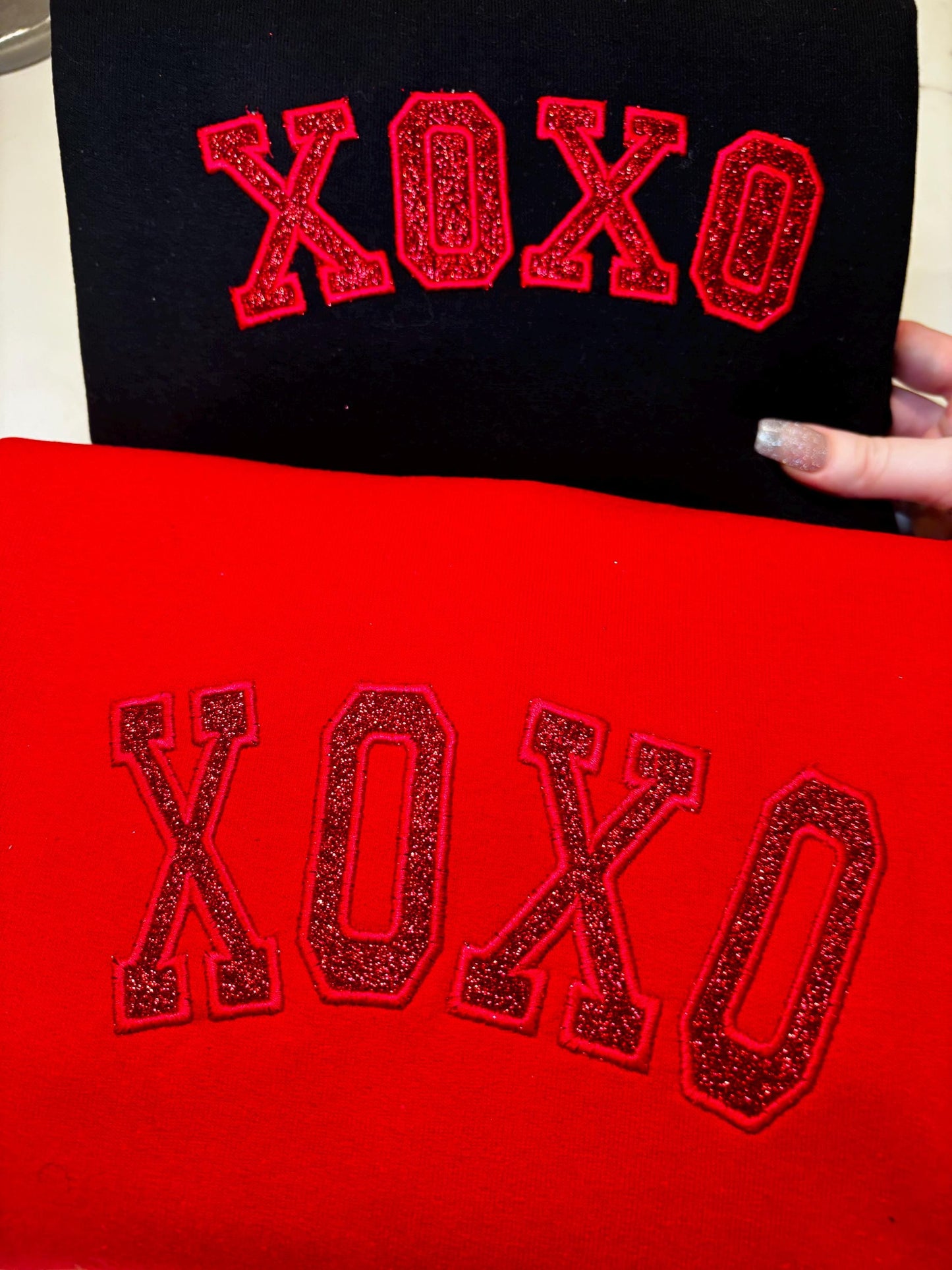 EMBROIDERED Glitter XOXO Valentine Sweatshirt, Glitter HTV Applique, Croquette, Crayon Valentine, Love Sweatshirt, Couples, Romantic Gift